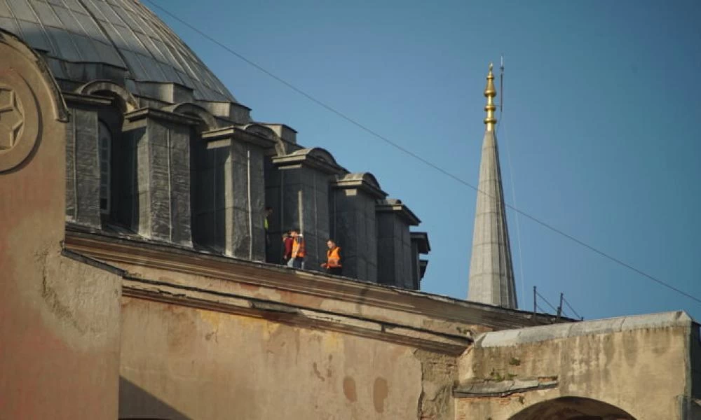 Οι Τούρκοι βεβηλώνουν την Αγία Σοφία! - Ξηλώνουν τα πάντα